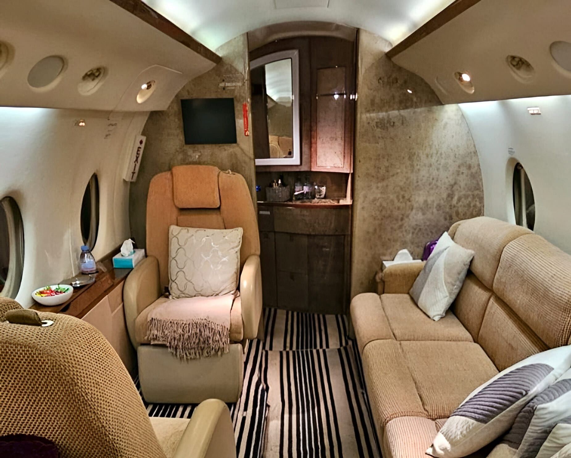 2000 Gulfstream G200: Aft cabin – seats and divan