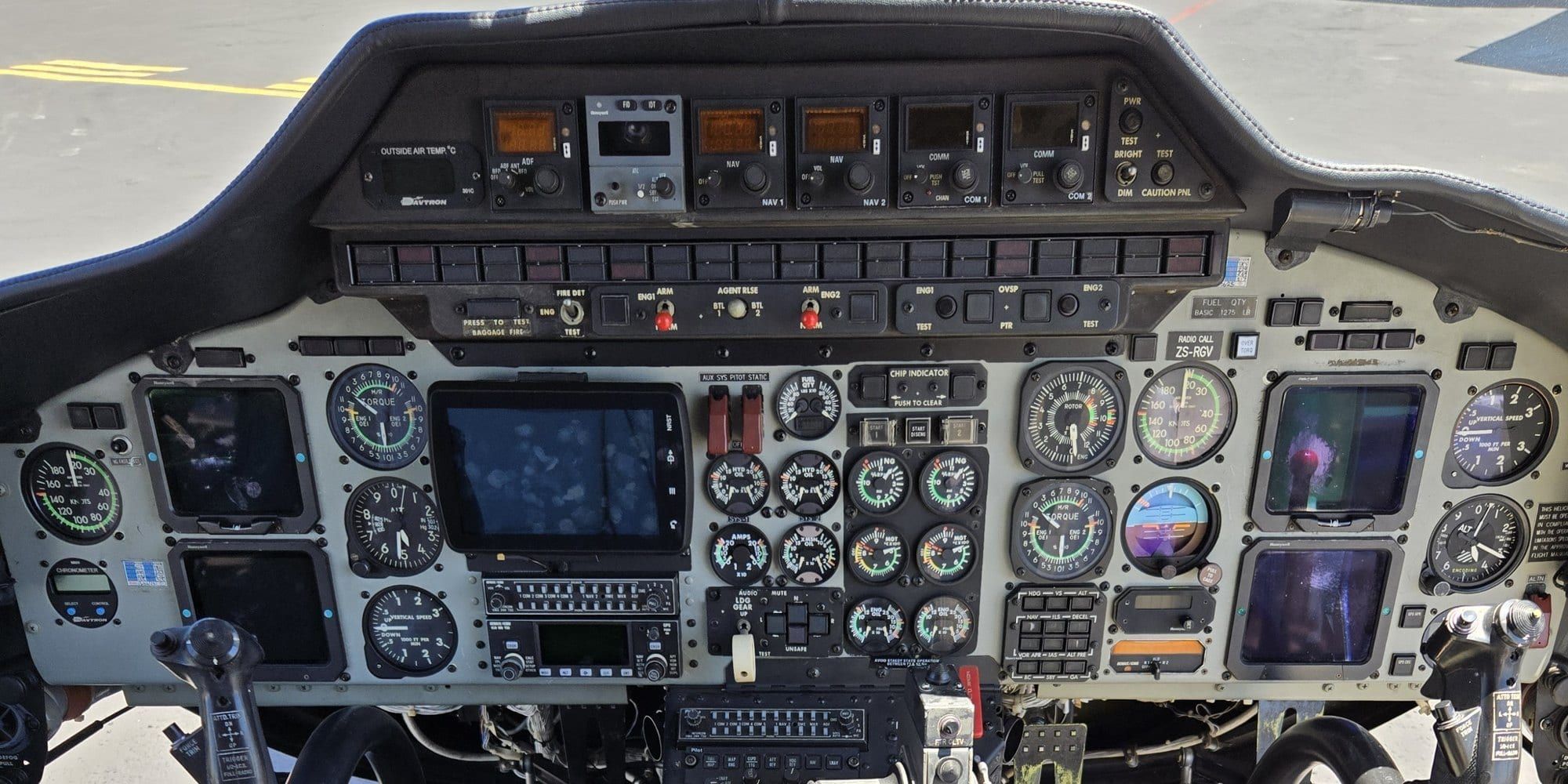 1992 Bell 230: Flight deck – Honeywell EFIS, SPZ-7000 autopilot