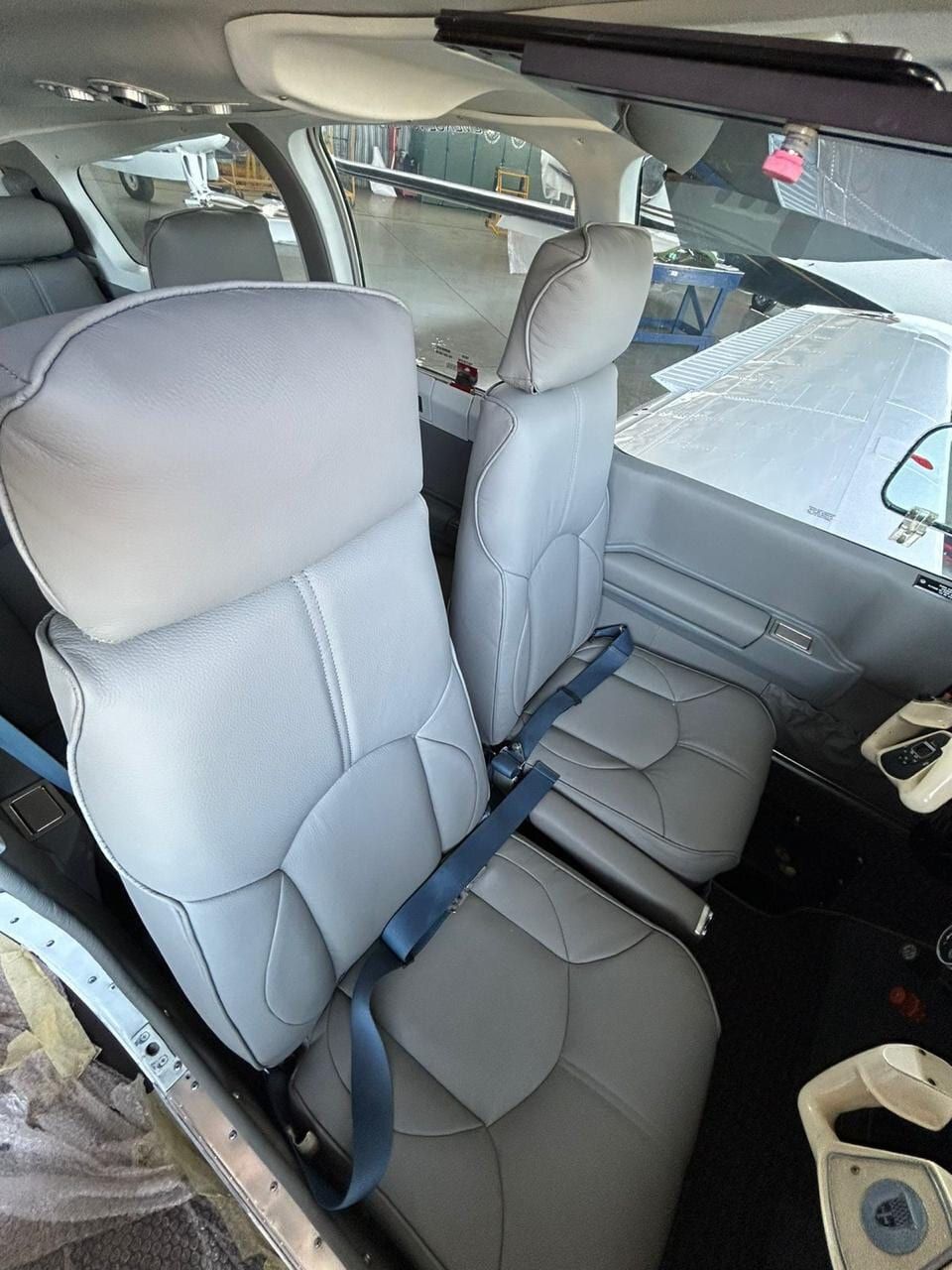 1991 Beechcraft F33A Bonanza: Front seats