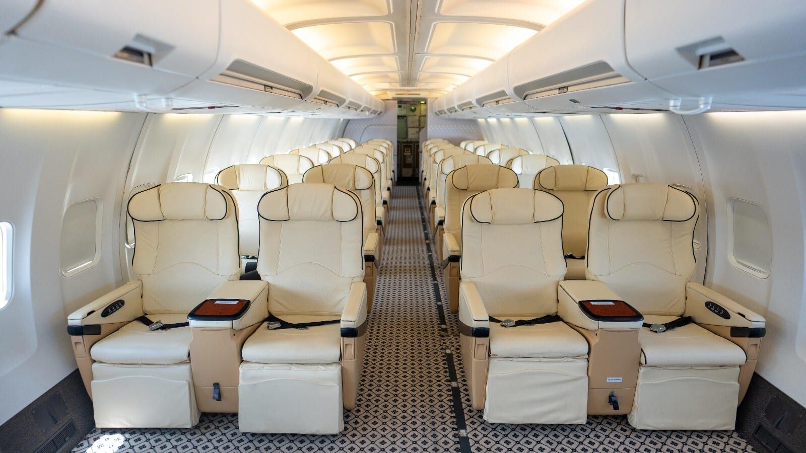 1991 Boeing B737-500 VIP: Cabin – view along centre aisle
