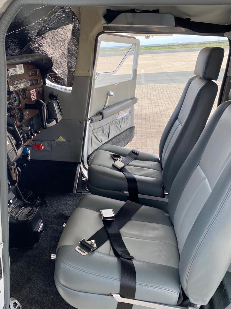 1982 Cessna T210N Centurion II: Pilot seat and cabin door