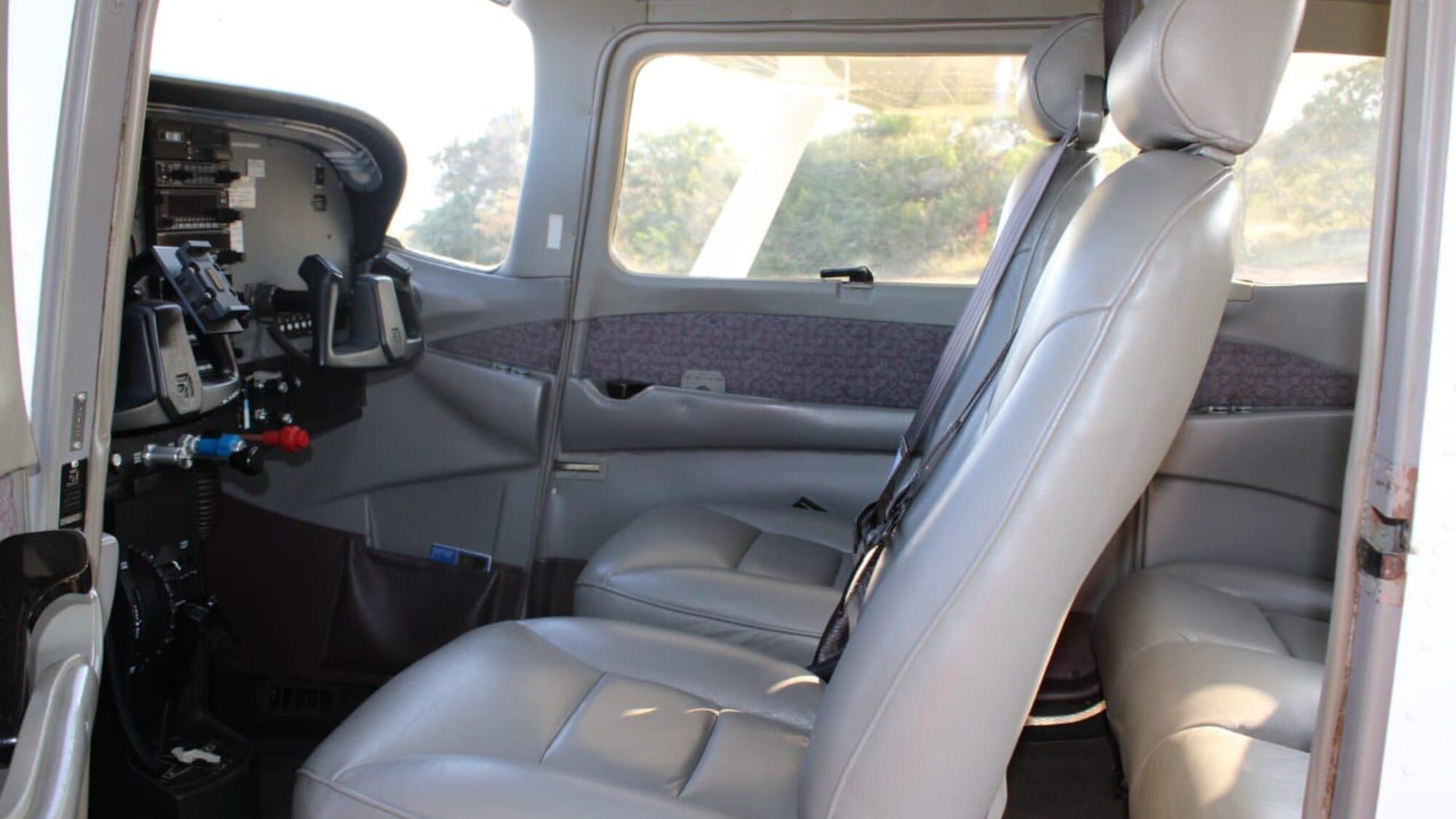 1999 Cessna 182S Skylane: Cabin from the pilot door
