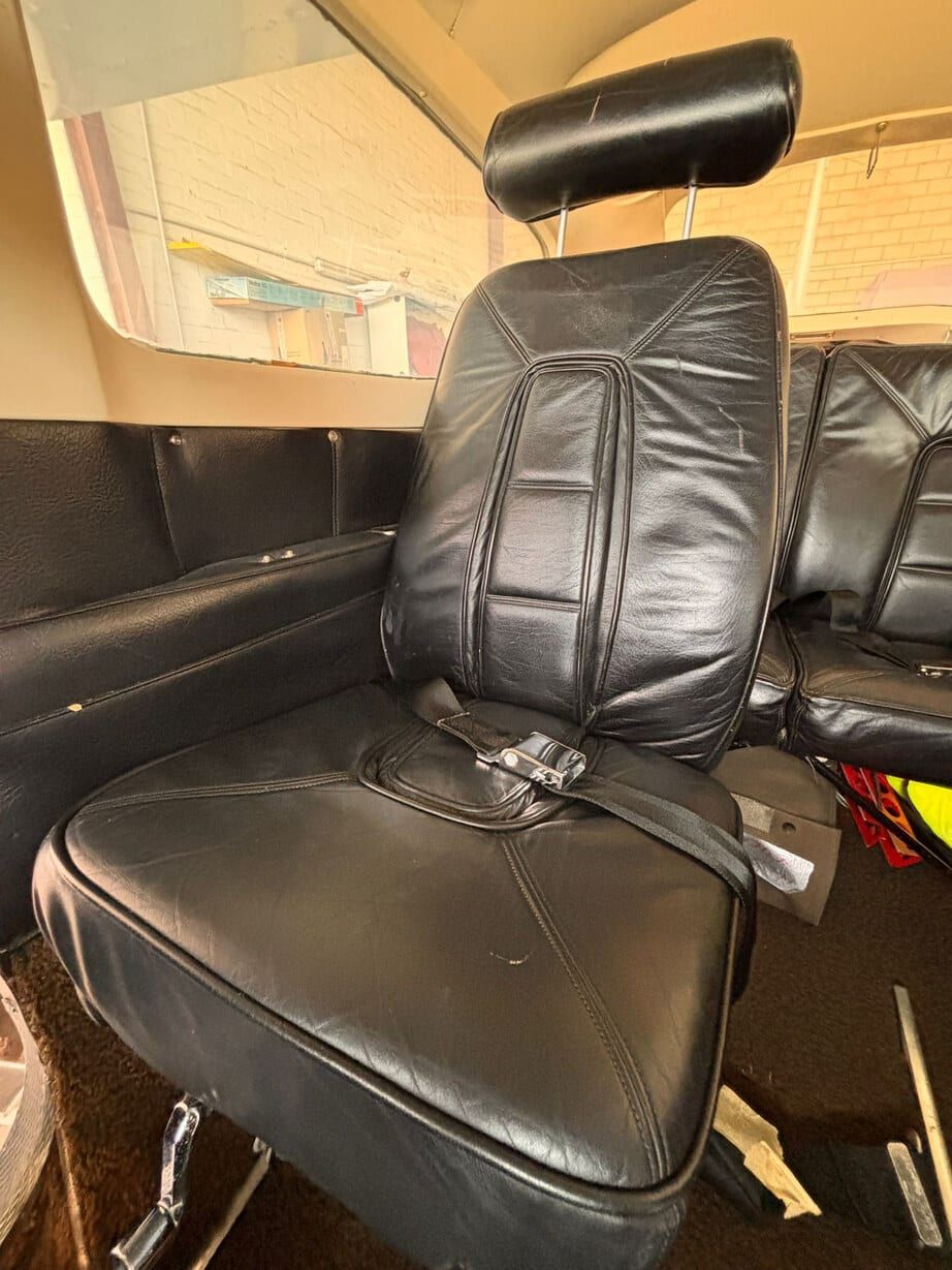 1975 Cessna C210L Centurion: Cabin seat