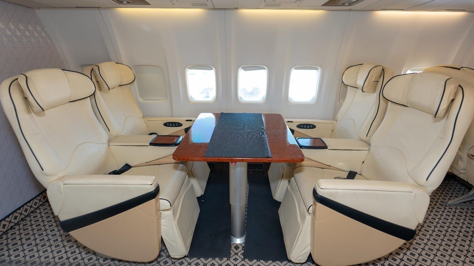 1991 Boeing B737-500 VIP: Club seating – conference table