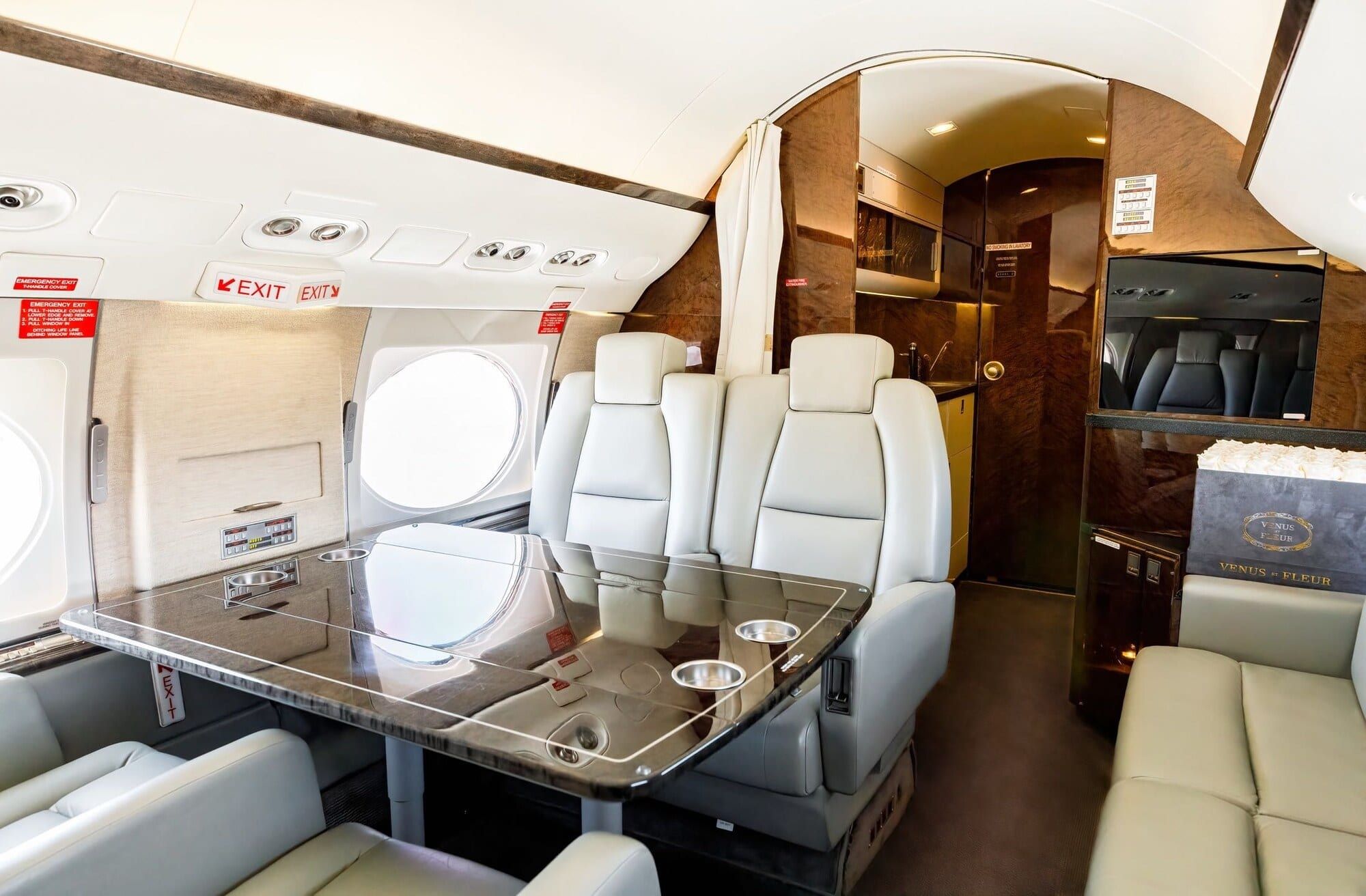 1997 Gulfstream GV: Mid cabin – table and divan
