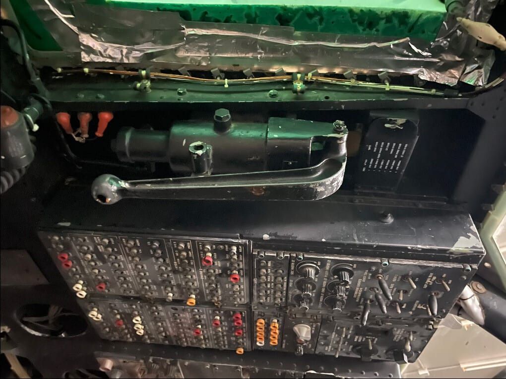 1974-1976 Bell 212: Overhead console