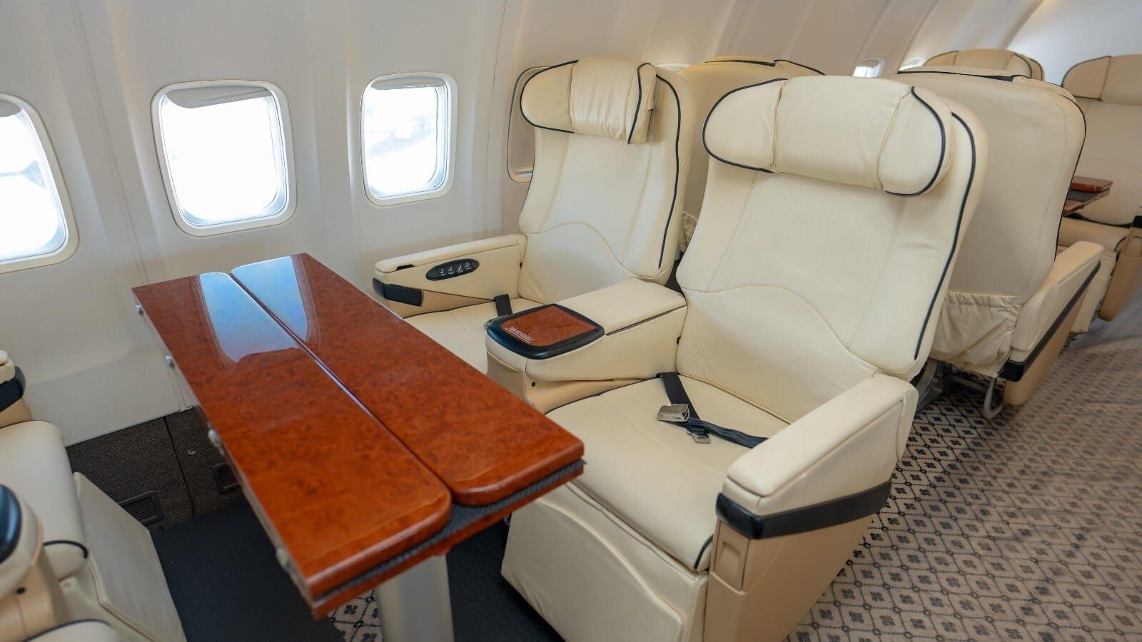 1991 Boeing B737-500 VIP: Dining / work tables