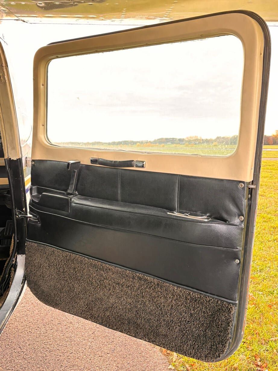 1975 Cessna C210L Centurion: Door trim