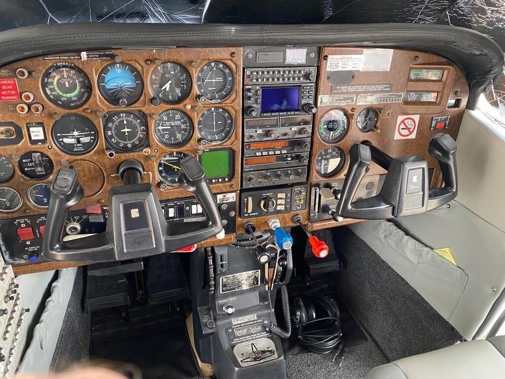 1982 Cessna T210N Centurion II: Flight deck – Garmin GNS 430, 400B Navomatic autopilot