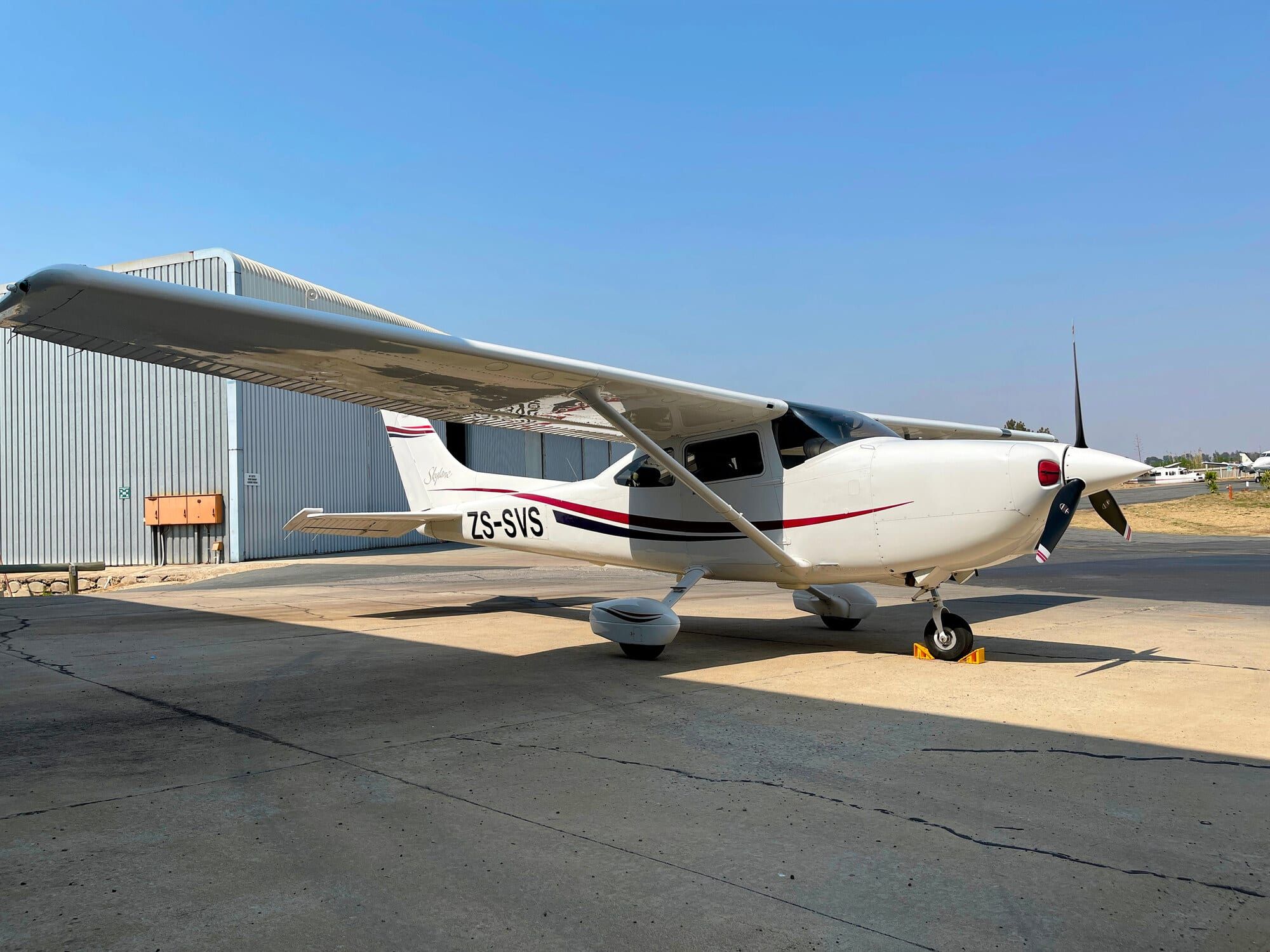 1999 Cessna 182S Skylane: Front quarter