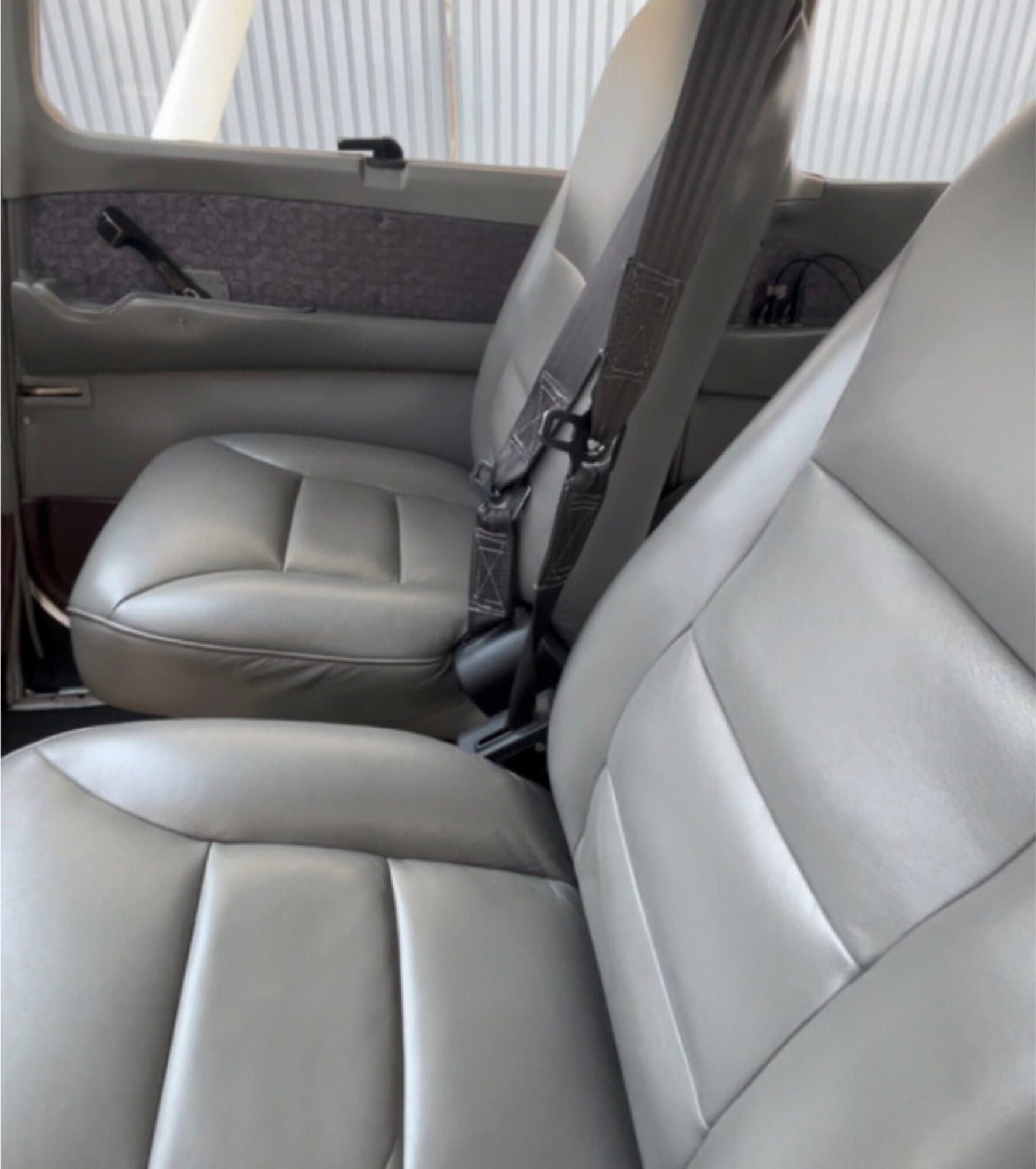 1999 Cessna 182S Skylane: Front seats