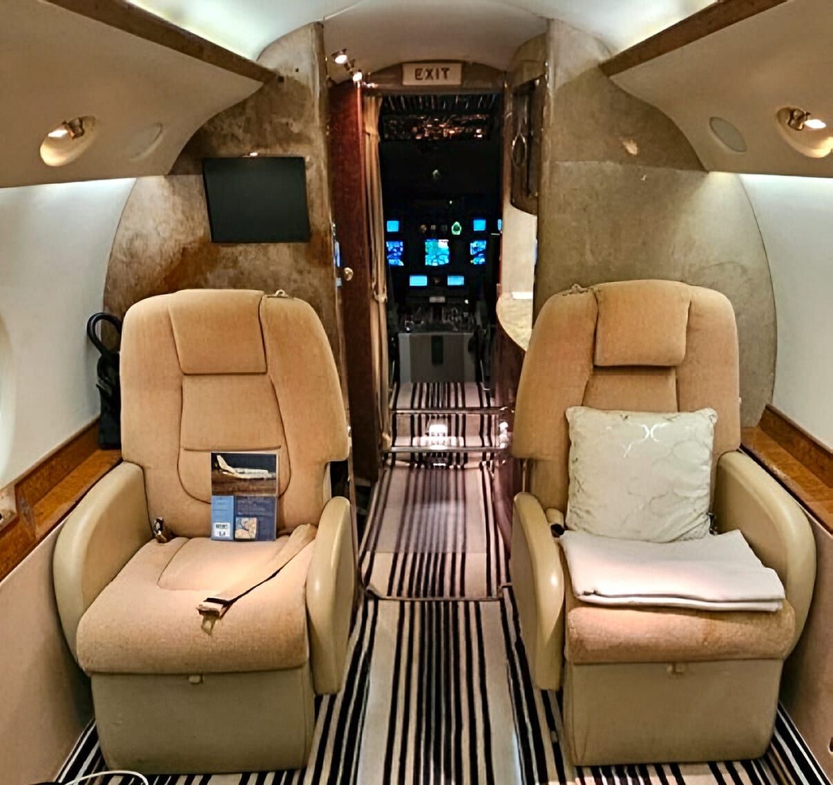 2000 Gulfstream G200: Forward cabin – club seating