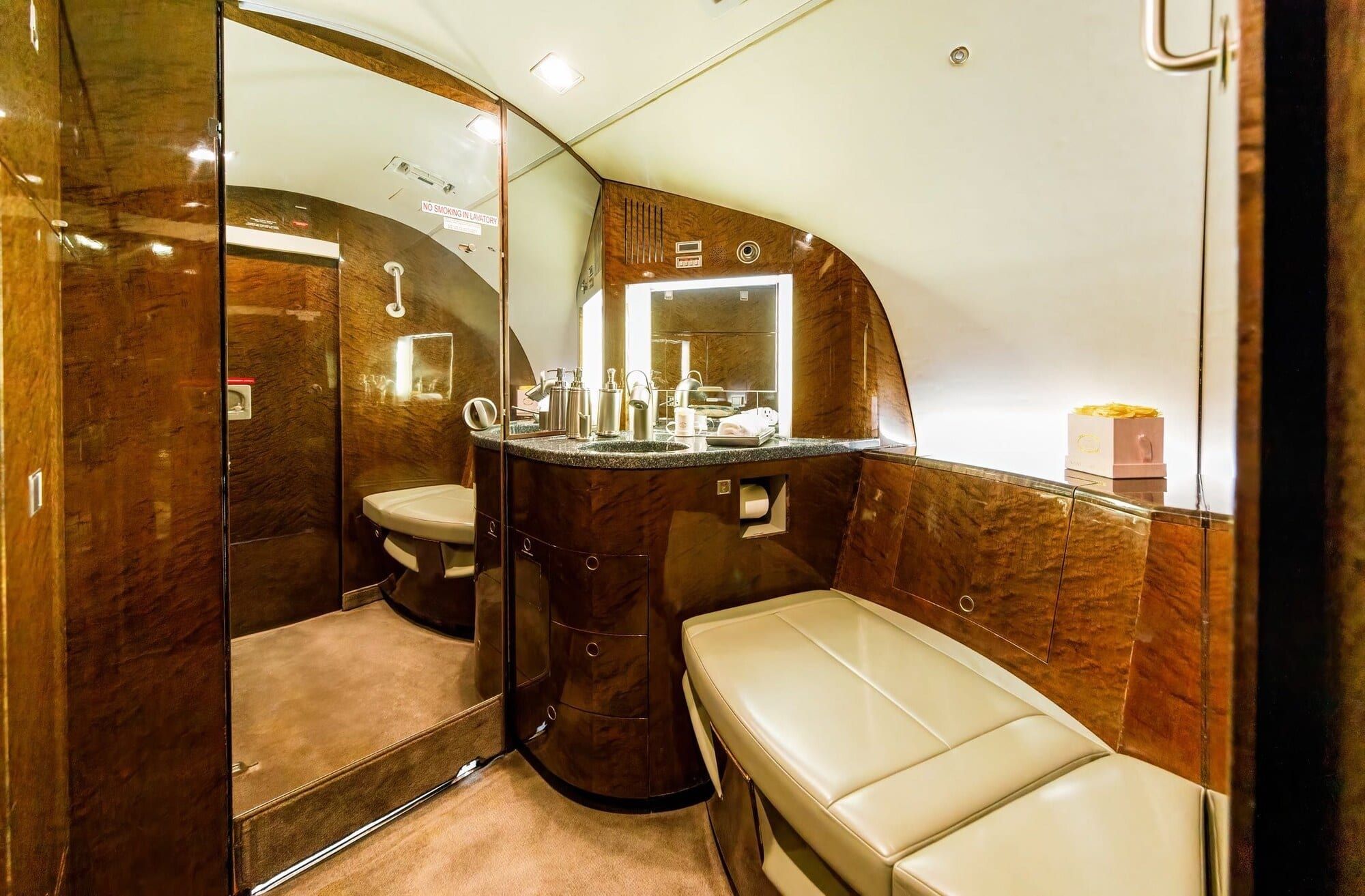 1997 Gulfstream GV: Lavatory