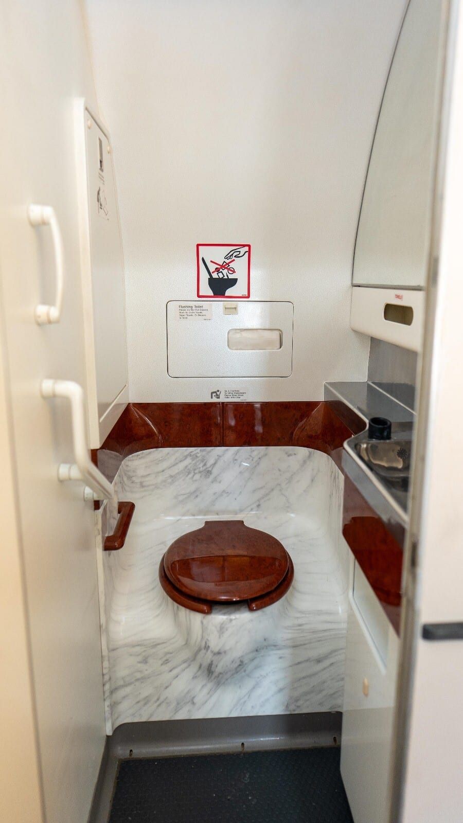 1991 Boeing B737-500 VIP: VIP lavatory