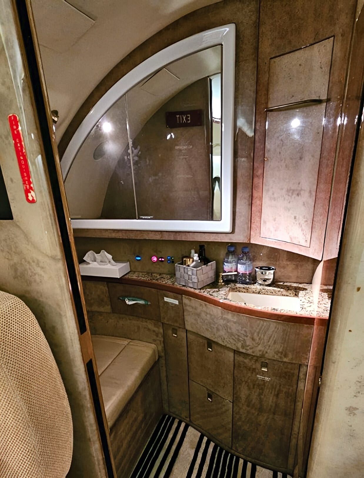 2000 Gulfstream G200: Lavatory