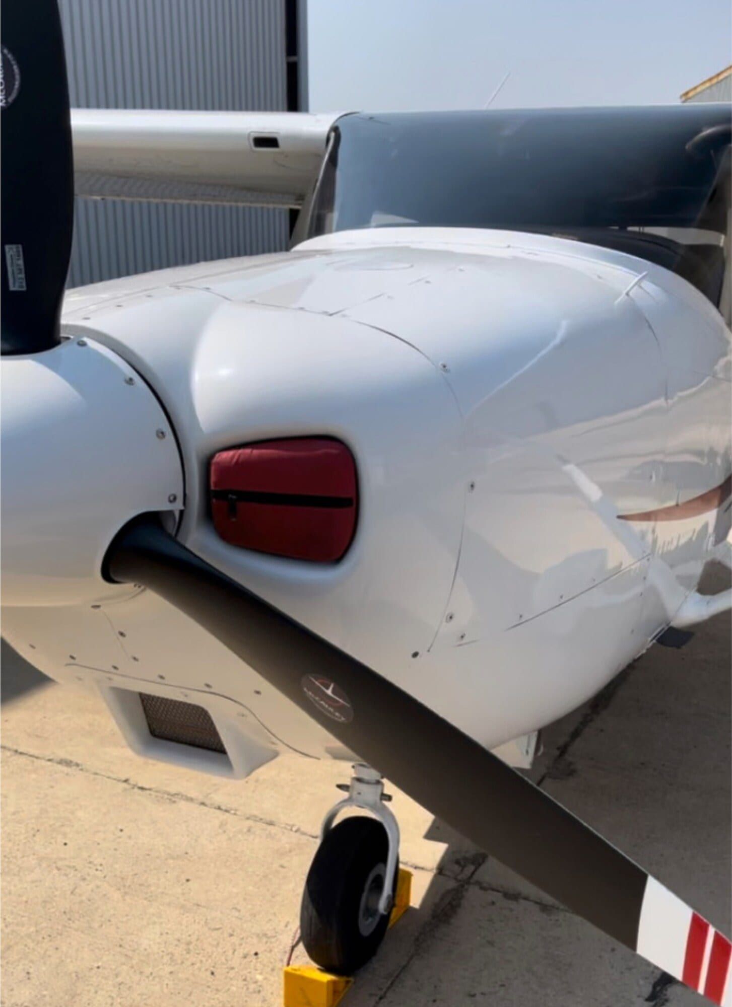 1999 Cessna 182S Skylane: Cowling and propeller