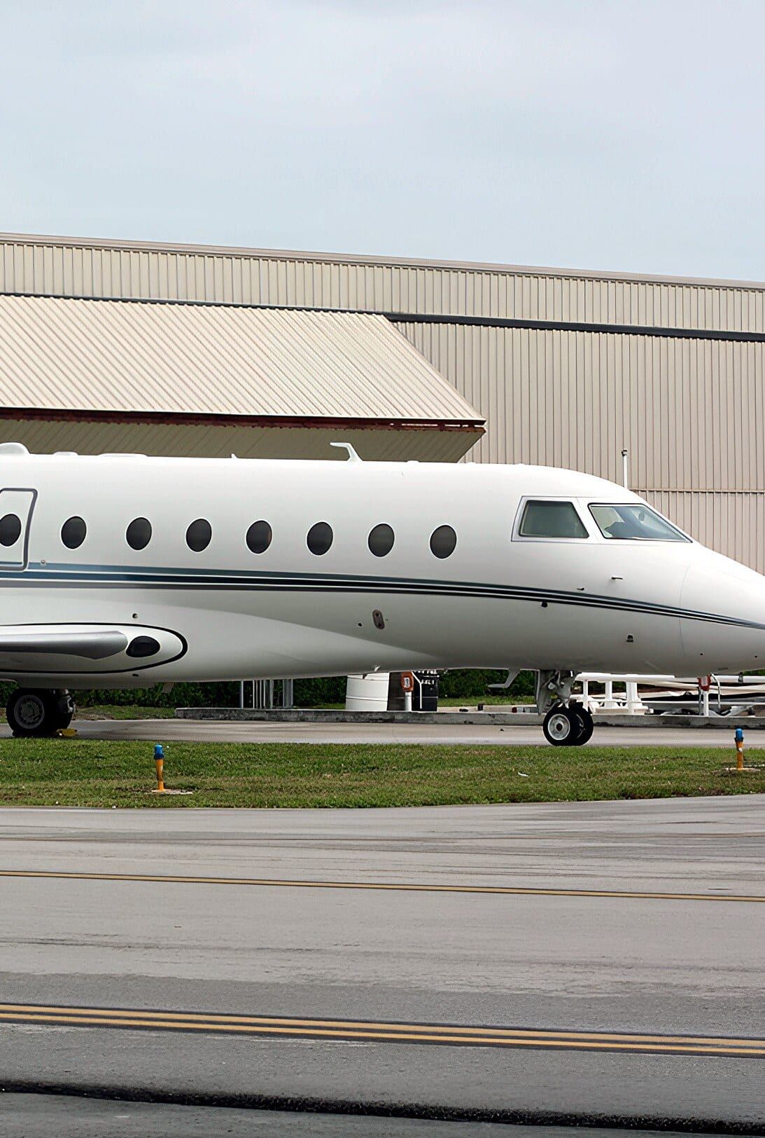 2000 Gulfstream G200: Nose and flight deck