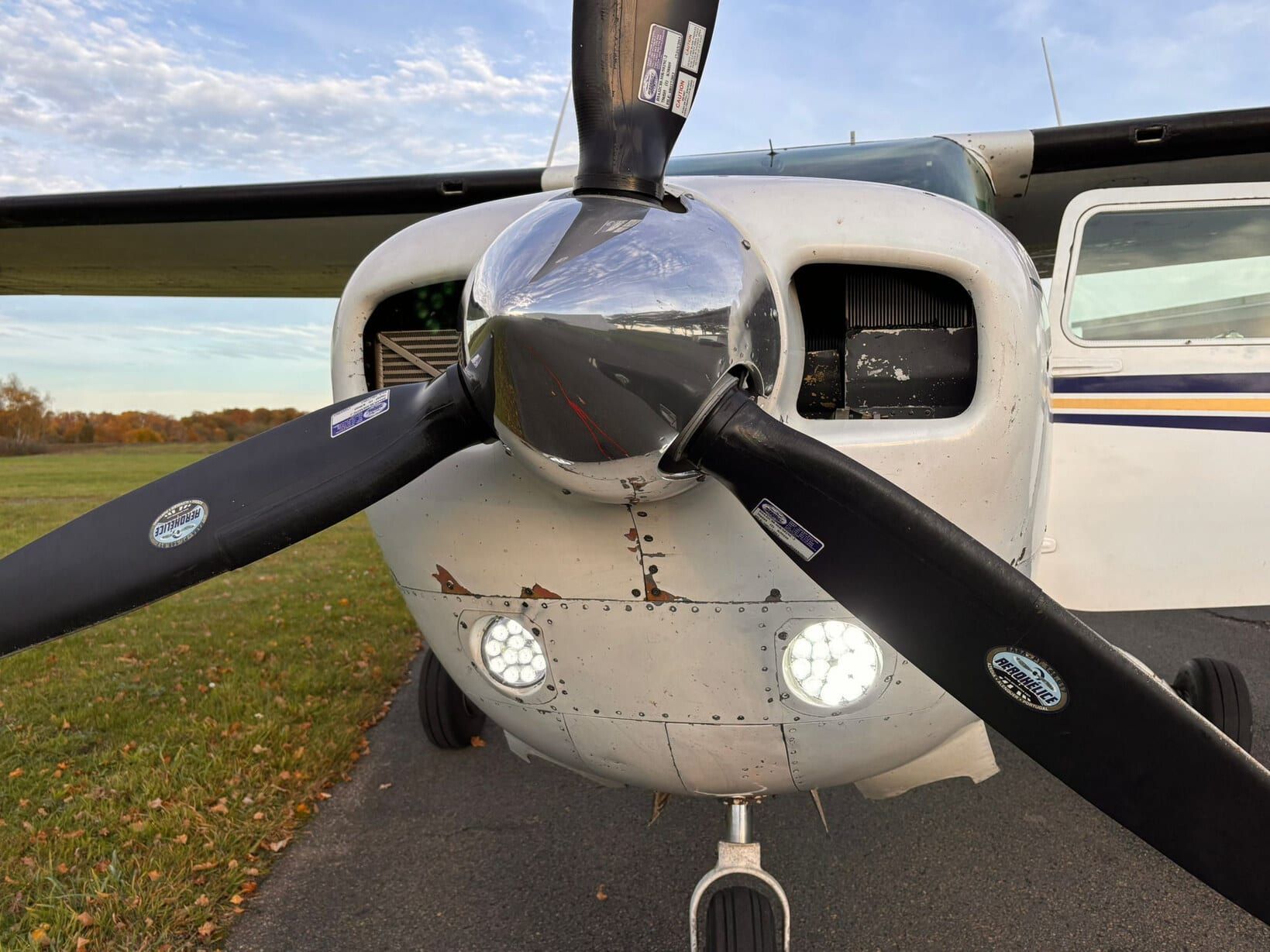 1975 Cessna C210L Centurion: Three-bladed propeller
