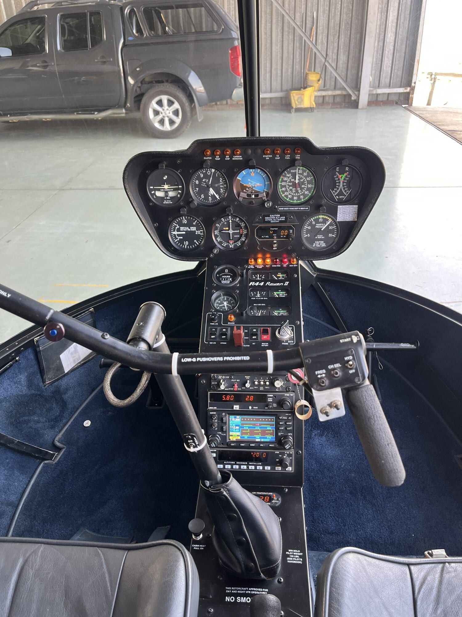 2010 Robinson R44 Raven II: Cockpit